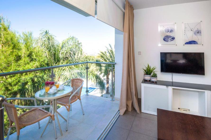 Lucile - Coralli Beachfront Apartment Paralímni Extérieur photo