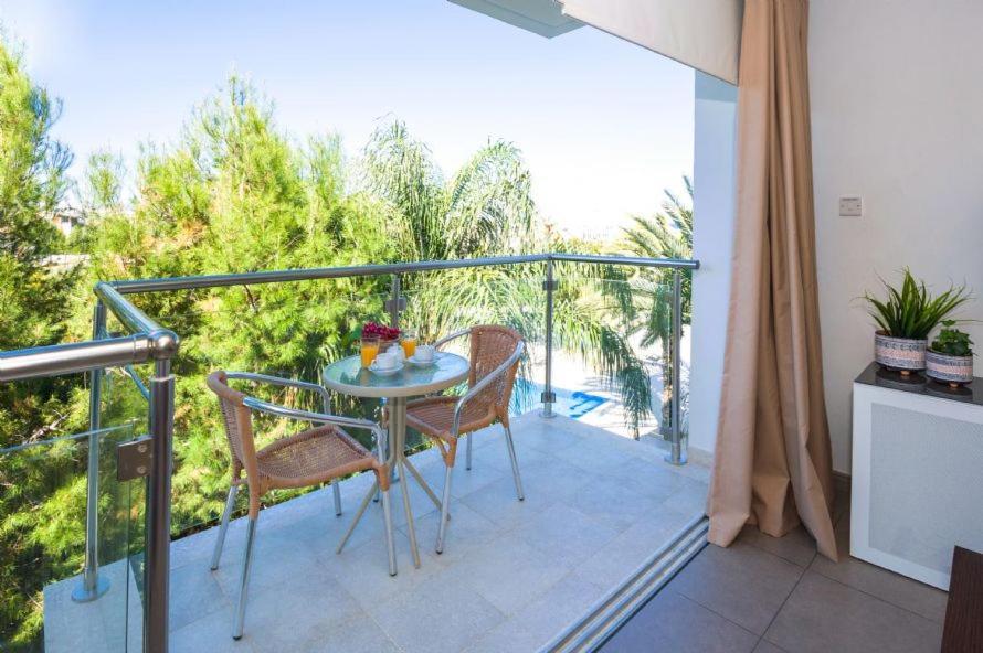 Lucile - Coralli Beachfront Apartment Paralímni Extérieur photo