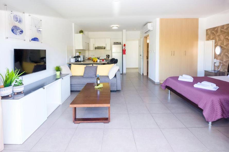 Lucile - Coralli Beachfront Apartment Paralímni Extérieur photo