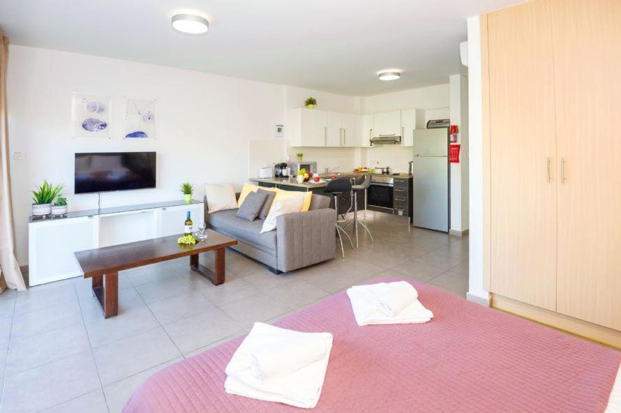 Lucile - Coralli Beachfront Apartment Paralímni Extérieur photo